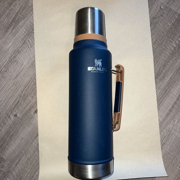 Stanley Hearth & Hand with Magnolia The Legendary Classic Series Bottle 1.5 QT - Picture 2 of 4